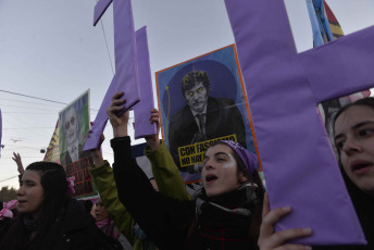 Bariloche, Argentina.- En las fotos tomadas el 15 de octubre del 2023, miles de personas marcharon en la ciudad rionegrina de San Carlos de Bariloche durante el Encuentro Plurinacional de Mujeres, Lesbianas, Travestis, Trans, Bisexuales, Intersex y No Binaries, en un evento marcado por el activismo resumido en la consigna "ni un paso atrás" ante al avance de la ultraderecha en al país.