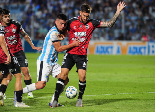 Tucumán, Argentina.- En las fotos tomadas el 2 de octubre del 2023, durante el partido entre Atlético Tucumán y Central Córdoba en el estadio Monumental José Fierro por la séptima fecha de la Copa de la Liga Profesional. Atlético Tucumán empató 0-0 con Central Córdoba de Santiago del Estero. En la próxima fecha, Central Córdoba recibirá a Tigre, el sábado (7). En tanto que Atlético Tucumán visitará a Vélez, el lunes (9).