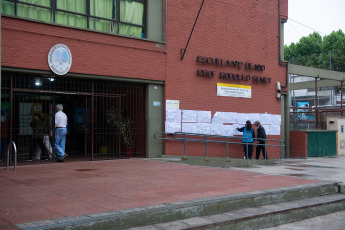 Buenos Aires.- The general elections began today throughout the country, in elections in which some 35 million Argentines are qualified to elect a new Government in a contest with five presidential candidates, and the expectation is placed on whether it will be necessary or not the runoff to define the next head of state.