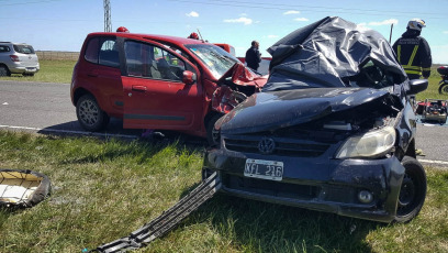 Buenos Aires, Argentina.- The photos taken on October 15, 2023 show the road accident that occurred at kilometer 446 of the interspa route between the Buenos Aires towns of Villa Gesell and Mar Chiquita, when two cars collided head-on. The tragedy left three people dead and three others injured, including a girl.