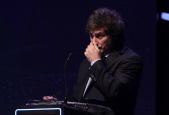 Santiago del Estero, Argentina.- En las fotos tomadas el 1 de octubre del 2023, a sólo tres semanas de las elecciones presidenciales del 22 de octubre, Javier Milei (foto), Patricia Bullrich, Sergio Massa, Juan Schiaretti y Myriam Bregman, los cinco candidatos que competirán en los comicios participaron del primer debate obligatorio en la Universidad Nacional de Santiago del Estero. Los ejes fueron: Economía, Educación, Derechos Humanos y conviviencia democrática. La categoría económica fue el centro de las discusiones y el uso de los derechos de réplica de los presidenciables.