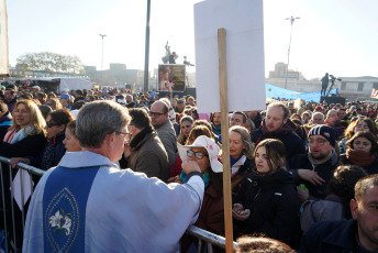 Luján, Argentina.- In the photos taken on October 1, 2023, thousands of pilgrims arrived at the Basilica of Our Lady of Luján, in the west of the province of Buenos Aires to participate in the 49th Youth Pilgrimage, one of the most important manifestations of faith in Argentina. The ceremony was held under the motto “Mother, we are in your hands, give us strength to unite.”