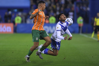 Buenos Aires, Argentina.- In photos taken on October 23, 2023, Vélez Sarsfield faced Banfield for the tenth round of Zone A of the League Cup at the José Amalfitani stadium. Banfield beat Vélez 1-0 in a key duel for permanence and that also left Taladro in the qualifying zone for the final phase of the League Cup.