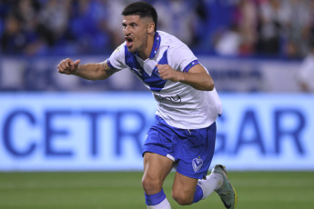 Buenos Aires, Argentina.- En las fotos tomadas el 9 de octubre del 2023, durante el partido entre Vélez y Atlético Tucumán en un encuentro correspondiente a la octava fecha de la Zona A de la Copa de la Liga Profesional en el estadio José Amalfitani de Liniers. Vélez Sarsfield venció 3-1 a Atlético Tucumán en su reencuentro con el público luego de dos resultados adversos de visitante.