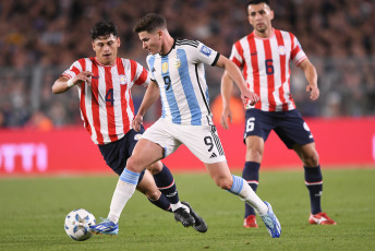 Buenos Aires, Argentina.- In the photos taken on October 12, 2023, the Argentine national team, with its captain Lionel Messi on the substitute bench, played against Paraguay at the Monumental stadium in a match on the third date of the South American Qualifiers of the 2026 World Cup. At the moment Argentina leads the South American classification with an ideal score of 9 units, while Brazil with two played, follows with six, ahead of Colombia (5) and Uruguay (4).