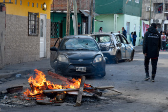 Buenos Aires, Argentina.- En las fotos tomadas el 4 de octubre del 2023, vecinos reclamaron justicia frente a la casa de uno de los sospechosos de la muerte de un barrendero que había resultado baleado el 21 de septiembre pasado al quedar en medio de un presunto enfrentamiento entre dos grupos rivales, en el barrio porteño Zavaleta de Barracas. Por el caso hay tres detenidos, uno de ellos es quien apretó el gatillo.