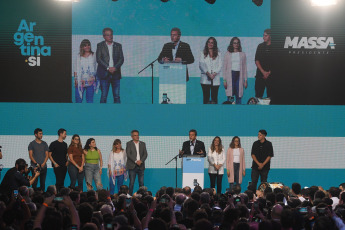 Buenos Aires, Argentina.- En las fotos tomadas el 22 de octubre del 2023, el candidato presidencial de Unión por la Patria (UxP), Sergio Massa, brindó las primeras declaraciones en su búnker tras ir a balotaje en los comicios de este domingo. Massa, fue el candidato mas votado en los comicios y, tras conocer el resultado, se ha comprometido a formar un Gobierno de unidad en caso de ganar la segunda vuelta de las elecciones el 19 de noviembre.