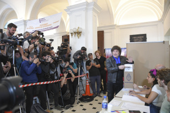 Buenos Aires.- With an atmosphere more typical of a soccer match or a rock concert than the act of voting, the presidential candidate of La Libertad Avanza, the far-right Javier Milei, cast his vote amidst shouting and displays of affection of a multitude of followers.