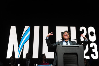 Buenos Aires.- En la foto tomada el 18 de octubre de 2023, el candidato a presidente de La Libertad Avanza, Javier Milei, cierra hoy su campaña electoral con vistas a las elecciones del domingo, con un acto en el estadio porteño Movistar Arena, ubicado en el barrio porteño de Villa Crespo, acompañado por referentes y candidatos del espacio libertario.