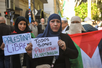 Buenos Aires, Argentina.- En las fotos tomadas el 19 de octubre del 2023, argentinos marcharon frente a la Embajada de Palestina en Buenos Aires, para "repudiar" la contraofensiva israelí en la Franja de Gaza tras los ataques múltiples perpetrados el 7 de octubre por la organización islamita Hamas, y pedirán la "intervención de la comunidad internacional" frente a lo que consideran un "genocidio sobre el pueblo palestino".