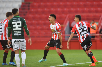 Buenos Aires, Argentina.- En las fotos tomadas el 2 de octubre del 2023, durante el partido entre Barracas Central y Sarmiento en el Estadio Claudio Chiqui Tapia en un partido correspondiente a la 7ma fecha de la Copa de la Liga. Barracas Central empató 1-1 con Sarmiento. El defensor Juan Ignacio Díaz anotó para Barracas, que hizo de local en la cancha de Huracán, mientras que Guido Mainero igualó para Sarmiento.