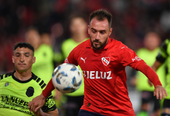 Buenos Aires, Argentina.- In the photos taken on October 18, 2023, during the match between Independiente and Barracas Central at the Libertadores de América stadium. Independiente defeated Barracas Central 3-0 in Avellaneda and is the temporary leader of Zone A of the League Cup.