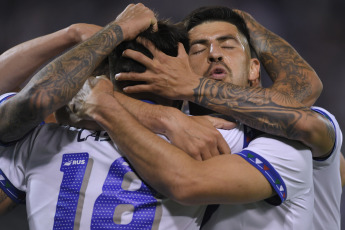 Buenos Aires, Argentina.- En las fotos tomadas el 9 de octubre del 2023, durante el partido entre Vélez y Atlético Tucumán en un encuentro correspondiente a la octava fecha de la Zona A de la Copa de la Liga Profesional en el estadio José Amalfitani de Liniers. Vélez Sarsfield venció 3-1 a Atlético Tucumán en su reencuentro con el público luego de dos resultados adversos de visitante.