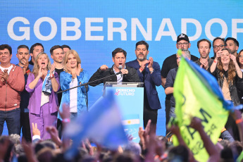 Buenos Aires, Argentina.- En las fotos tomadas el 22 de octubre del 2023, el gobernador bonaerense y candidato de Unión por la Patria, Axel Kicillof (centro), brindó un discurso desde el búnker de Unión por la Patria, en Buenos Aires. Kicillof, logró la reelección en la provincia de Buenos Aires, mientras que Néstor Grindetti, de Juntos por el Cambio, quedó en segundo lugar. "Me emociona ver el respaldo y el acompañamiento, la alegría y el respaldo de la provincia de Buenos Aires”, afirmó el gobernador.