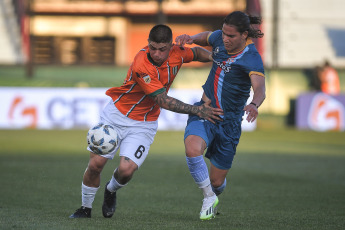 Sarandí, Argentina.- In the photos taken on October 9, 2023, during the match between Arsenal and Banfield in a match for the eighth round of Zone A of the League Cup at the Julio Humberto Grondona Stadium. Arsenal and Banfield drew goalless. Arsenal drew 0-0 and was on the brink of relegation with no margin for error. Sarandí's team, which finished with nine players, must win its remaining six games.