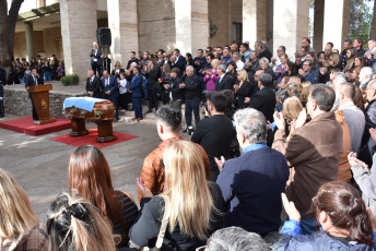 San Juan, Argentina.- En las fotos tomadas el 3 de octubre del 2023, tras la despedida en la Legislatura provincial, fueron inhumados en el Cementerio de la Ciudad de San Juan los restos del diputado provincial Juan José Chica, figura destacada del ámbito político, deportivo y sindical. Luego de la muerte de Juan José Chica, padre de Jorge Coqui Chica y quien fue un impulsor del ciclismo, como así también legislador y titular de Luz y Fuerza, en San Juan sigue la conmoción. Por ese motivo, desde el Gobierno local anunciaron duelo provincial por esta pérdida. El mismo se extenderá mientras duren las exequias.