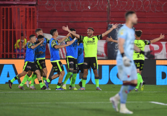 Buenos Aires, Argentina.- In the photos taken on October 9, 2023, during the match between Colón de Santa Fe and Baracas Central at the Claudio Tapia Stadium. Barracas Central defeated Colón, 2-1. Tomás Galván put “Sabalero” ahead, while “Guapo” turned it around with goals from Alexis Domínguez and Carlos Arce.