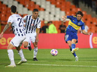 Mendoza, Argentina.- In the photos taken on October 15, 2023, during the match between Boca Juniors and Talleres de Córdoba in a match played at the Malvinas Argentinas stadium in Mendoza. Boca qualified for the semifinals of the Argentine Cup after drawing 1-1 with Talleres, with a goal from Uruguayan striker Edinson Cavani and winning 4-1 in the penalty shootout.