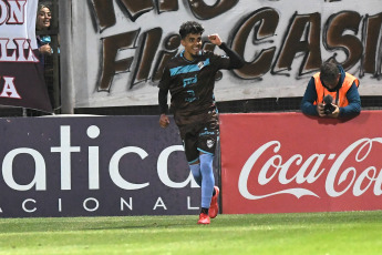 Buenos Aires, Argentina.- En las fotos tomadas el 18 de octubre del 2023, durante el partido entre Platense y Estudiantes por la novena fecha de la Zona B en Vicente López. El Platense de Martín Palermo obtuvo un gran triunfo y venció 2-1 a Estudiantes y se subió al segundo lugar de la tabla. Platense, que no le ganaba a Estudiantes desde hace 24 años, sumó de a tres en cuatro de sus últimos seis partidos.