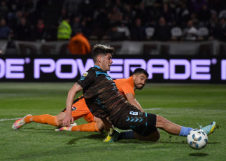 Buenos Aires, Argentina.- En las fotos tomadas el 30 de octubre del 2023, durante el partido entre Platense y Newell’s en el Estadio Ciudad de Vicente López por la Copa de la Liga. Platense y Newell’s no se sacaron ventajas e igualaron 0 a 0. "El Calamar", quedó a un paso de salvarse del descenso y ocupa un lugar de clasificación a los playoffs de la Copa de la Liga.