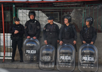 Buenos Aires, Argentina.- En las fotos tomadas el 4 de octubre del 2023, vecinos reclamaron justicia frente a la casa de uno de los sospechosos de la muerte de un barrendero que había resultado baleado el 21 de septiembre pasado al quedar en medio de un presunto enfrentamiento entre dos grupos rivales, en el barrio porteño Zavaleta de Barracas. Por el caso hay tres detenidos, uno de ellos es quien apretó el gatillo.