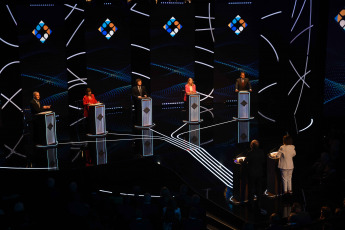 Buenos Aires, Argentina.- En las fotos tomadas el 8 de octubre del 2023, los candidatos Javier Milei, de La Libertad Avanza; Patricia Bullrich, de Juntos por el Cambio; Sergio Massa, de Unión por la Patria; Juan Schiaretti, de Hacemos por Nuestro País; y Myriam Bregman, del Frente de Izquierda Unidad, participaron del segundo debate presidencial que se realizó en la facultad de Derecho de la Universidad de Buenos Aires (UBA). El debate, contó con muchos más cruces y momentos de tensión que el domingo pasado, los candidatos dieron sus discursos de cierre.