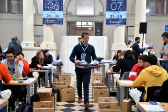 Buenos Aires, Argentina.- En las fotos tomadas el 25 de octubre del 2023, autoridades participan del escrutinio definitivo en la provincia de Buenos Aires para determinar los números finales de la elección general del último domingo, en las que Sergio Massa (Unión por la Patria) resultó el candidato presidencial más votado y en las que Axel Kicillof logró su reelección en la provincia.