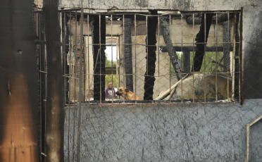 Mendoza, Argentina. En las fotos tomadas el 30 de octubre del 2023, muestra las zonas afectadas por un incendio en Luján de Cuyo provocado por el viento Zonda. Aunque algunos focos aún siguen activos, unas 82 personas tuvieron que ser evacuadas a un polideportivo de esa ciudad mendocina, se informó oficialmente. Según fuentes oficiales, se estima que el fuego afectó una extensión de más de 4.000 hectáreas en toda la provincia.