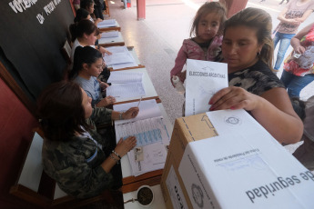 Corrientes.- Las elecciones generales se iniciaron hoy en todo el país, en comicios en los cuales están habilitados unos 35 millones de argentinos para elegir un nuevo Gobierno en una compulsa con cinco candidatos presidenciales, y la expectativa está puesta en si será necesario o no el balotaje para definir al próximo jefe de Estado.