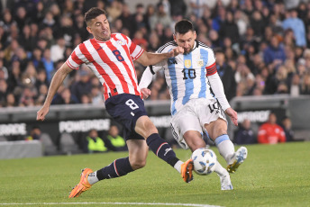 Buenos Aires, Argentina.- In the photos taken on October 12, 2023, the Argentine national team, with its captain Lionel Messi on the substitute bench, played against Paraguay at the Monumental stadium in a match on the third date of the South American Qualifiers of the 2026 World Cup. At the moment Argentina leads the South American classification with an ideal score of 9 units, while Brazil with two played, follows with six, ahead of Colombia (5) and Uruguay (4).