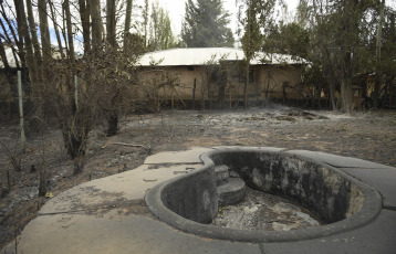 Mendoza, Argentina. En las fotos tomadas el 30 de octubre del 2023, muestra las zonas afectadas por un incendio en Luján de Cuyo provocado por el viento Zonda. Aunque algunos focos aún siguen activos, unas 82 personas tuvieron que ser evacuadas a un polideportivo de esa ciudad mendocina, se informó oficialmente. Según fuentes oficiales, se estima que el fuego afectó una extensión de más de 4.000 hectáreas en toda la provincia.