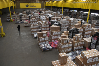 Buenos Aires, Argentina.- In the photos taken on October 20, 2023, workers from the Argentine Post Office participate in the logistical device ahead of the general elections that will take place this Sunday throughout the country. A historic election is expected for Sunday, October 22. The authorities hope that the level of voting will exceed the 68% registered in the primary elections and that 30% of undecided voters will vote, and to this end, access to the polls is being facilitated.