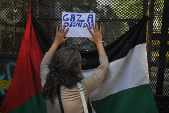 Buenos Aires, Argentina.- In the photos taken on October 9, 2023, social organizations participate in massive demonstrations in support of the populations on both sides of the conflict. In response to the violence unleashed by the war, there are many demonstrations around the world in support, on the one hand, of Palestinians, and, on the other, of Jews and Israelis. The Palestinian militant group Hamas launched a deadly attack against Israel, which has declared war on Gaza, sparking fears of an escalation of the conflict in the Middle East.