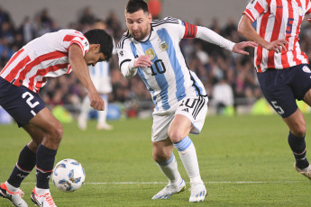 Buenos Aires, Argentina.- In the photos taken on October 12, 2023, the Argentine national team, with its captain Lionel Messi on the substitute bench, played against Paraguay at the Monumental stadium in a match on the third date of the South American Qualifiers of the 2026 World Cup. At the moment Argentina leads the South American classification with an ideal score of 9 units, while Brazil with two played, follows with six, ahead of Colombia (5) and Uruguay (4).