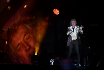 Buenos Aires, Argentina.- In photos taken on October 4, 2023, five years after his last show in Argentina, the legendary British singer Rod Stewart returned to the country where he reviewed his more than 50 years of career in Buenos Aires GEBA stadium. The Scotsman performed before a crowd that celebrated each of his songs, in addition, he praised Lionel Messi and the screens exchanged images of Celtic with Montiel's decisive penalty and the celebrations in Doha and Buenos Aires. To top it off, he showed an AFA pennant.