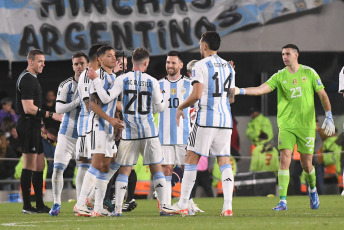 Buenos Aires, Argentina.- In the photos taken on October 12, 2023, the Argentine national team, with its captain Lionel Messi on the substitute bench, played against Paraguay at the Monumental stadium in a match on the third date of the South American Qualifiers of the 2026 World Cup. At the moment Argentina leads the South American classification with an ideal score of 9 units, while Brazil with two played, follows with six, ahead of Colombia (5) and Uruguay (4).