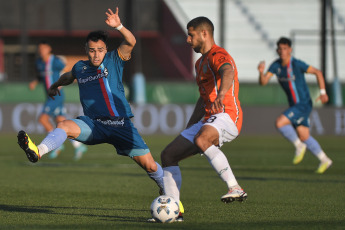 Sarandí, Argentina.- En las fotos tomadas el 9 de octubre del 2023, durante el partido entre Arsenal y Banfield en un partido por la octava fecha de la Zona A de la Copa de la Liga en el Estadio Julio Humberto Grondona. Arsenal y Banfield empataron sin goles. Arsenal empató 0 a 0 y quedó al borde del descenso y sin margen de error. El equipo de Sarandí, que terminó con nueve jugadores, deberá ganar los seis partidos que le restan.