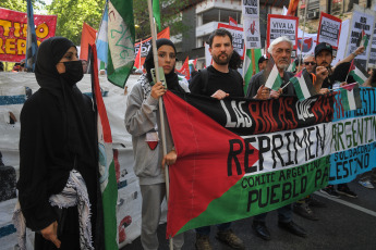 Buenos Aires, Argentina.- In the photos taken on October 9, 2023, social organizations participate in massive demonstrations in support of the populations on both sides of the conflict. In response to the violence unleashed by the war, there are many demonstrations around the world in support, on the one hand, of Palestinians, and, on the other, of Jews and Israelis. The Palestinian militant group Hamas launched a deadly attack against Israel, which has declared war on Gaza, sparking fears of an escalation of the conflict in the Middle East.