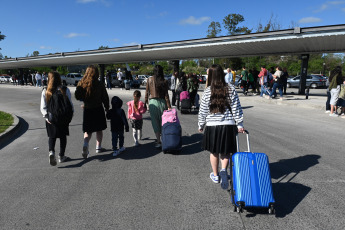 Buenos Aires, Argentina.- En las fotos tomadas el 15 de octubre del 2023, argentinos llegaron a Buenos Aires en un avión de Aerolíneas Argentinas en el marco del operativo "Regreso Seguro" organizado por el Gobierno argentino para repatriarlos por la guerra entre Israel y Hamas. El primer grupo de 246 personas repatriadas de Israel, volaron de Tel Aviv a Roma y de allí a Buenos Aires.