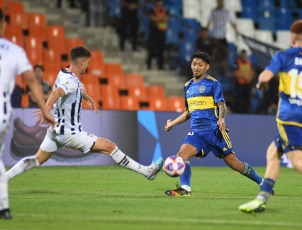 Mendoza, Argentina.- En las fotos tomadas el 15 de octubre del 2023, durante el partido entre Boca Juniors y Talleres de Córdoba en un encuentro disputado en el estadio Malvinas Argentinas en Mendoza. Boca, se clasificó para semifinales de la Copa Argentina luego de igualar 1-1 con Talleres, con gol del delantero uruguayo Edinson Cavani y vencer 4-1 en la definición por penales.