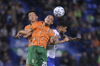 Buenos Aires, Argentina.- En las fotos tomadas el 23 de octubre del 2023, Vélez Sarsfield se enfrentó a Banfield por la décima fecha de la Zona A de la Copa de la Liga en el estadio José Amalfitani. Banfield venció 1-0 a Vélez en un duelo clave por la permanencia y que también lo dejó al Taladro en zona clasificatoria a la fase final de la Copa de la Liga.