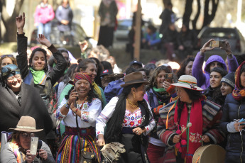 Bariloche, Argentina.- En las fotos tomadas el 15 de octubre del 2023, miles de personas marcharon en la ciudad rionegrina de San Carlos de Bariloche durante el Encuentro Plurinacional de Mujeres, Lesbianas, Travestis, Trans, Bisexuales, Intersex y No Binaries, en un evento marcado por el activismo resumido en la consigna "ni un paso atrás" ante al avance de la ultraderecha en al país.