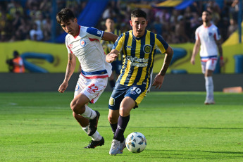 Rosario, Argentina.- In the photos taken on October 29, 2023, during the match between Rosario Central and Argentinos Juniors for the eleventh date of Zone A of the LPF Cup at the Gigante de Arroyito stadium. Rosario Central has already accumulated 27 games without losing after beating Argentinos Juniors 3-1. In this way, in the annual table it was positioned in the qualification zone for the 2024 Copa Libertadores.