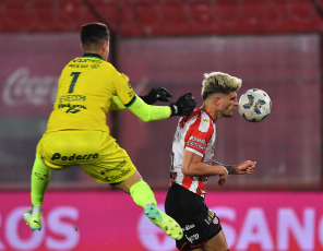 Buenos Aires, Argentina.- En las fotos tomadas el 2 de octubre del 2023, durante el partido entre Barracas Central y Sarmiento en el Estadio Claudio Chiqui Tapia en un partido correspondiente a la 7ma fecha de la Copa de la Liga. Barracas Central empató 1-1 con Sarmiento. El defensor Juan Ignacio Díaz anotó para Barracas, que hizo de local en la cancha de Huracán, mientras que Guido Mainero igualó para Sarmiento.