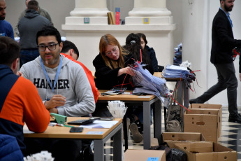 Buenos Aires, Argentina.- En las fotos tomadas el 25 de octubre del 2023, autoridades participan del escrutinio definitivo en la provincia de Buenos Aires para determinar los números finales de la elección general del último domingo, en las que Sergio Massa (Unión por la Patria) resultó el candidato presidencial más votado y en las que Axel Kicillof logró su reelección en la provincia.