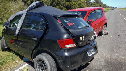 Buenos Aires, Argentina.- The photos taken on October 15, 2023 show the road accident that occurred at kilometer 446 of the interspa route between the Buenos Aires towns of Villa Gesell and Mar Chiquita, when two cars collided head-on. The tragedy left three people dead and three others injured, including a girl.