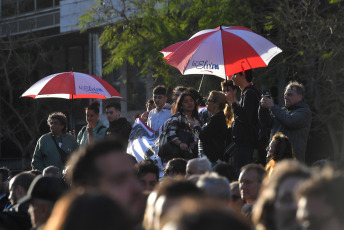 Buenos Aires, Argentina.- En las fotos tomadas el 30 de octubre del 2023, el Comité Nacional de la Unión Cívica Radical (UCR) celebró el 40 aniversario del triunfo electoral que consagró presidente a Raúl Alfonsín tras siete años de dictadura militar. Argentina conmemora un hito histórico, marcando 40 años desde las elecciones que pusieron fin a la última dictadura militar (1976-1983), inaugurando así el período más largo de democracia en el país, dejando atrás una serie de golpes de Estado que marcaron el siglo XX en la nación.