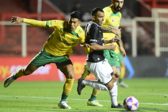 Santa Fe, Argentina.- En las fotos tomadas el 11 de octubre del 2023, durante el partido entre Defensa y Justicia y Chaco For Ever en un partido válido por los cuartos de final de la Copa Argentina en el Estadio 15 de Abril. Defensa y Justicia empató 1-1 con Chaco For Ever y después se impuso 7-6 en la definición por penales. Su rival en semifinales será San Lorenzo, que le ganó con polémica a San Martín de San Juan.