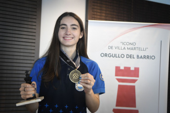 Buenos Aires, Argentina.- En las fotos tomadas el 3 de octubre del 2023, la bonaerense Candela Belén Francisco Guecamburu, de 17 años, llegó a Argentina con la medalla de Campeona Mundial Juvenil de Ajedrez. La joven ajedrecista, conquistó el Campeonato Mundial Juvenil de ajedrez en México, que contó con la participación de 85 jugadoras de 42 países.