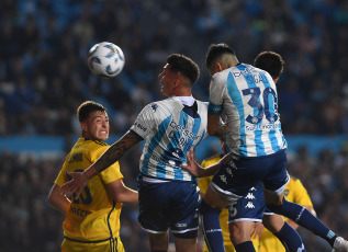 Buenos Aires, Argentina.- En las fotos tomadas el 24 de octubre del 2023, Racing se enfrentó a Boca Juniors en el clásico de la décima fecha de la Zona B de la Copa de la Liga Profesional de Fútbol en el Estadio Presidente Perón. Racing se quedó con un triunfo clave ante Boca 2-1, en sus aspiraciones por clasificar a los cuartos de final de la Copa de la Liga. Con goles de Emiliano Vecchio y Leonardo Sigali, en el último minuto de descuento, el local se impuso en el Cilindro.